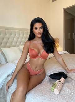 Rebecca Jarvis Babe Of The Day